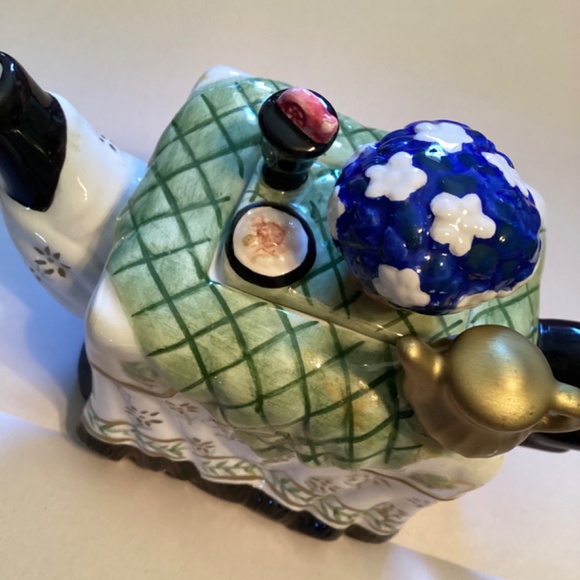 ADORABLE!  Houston Harvest mini teapot... shaped like a tea table! - Picture 4 of 6